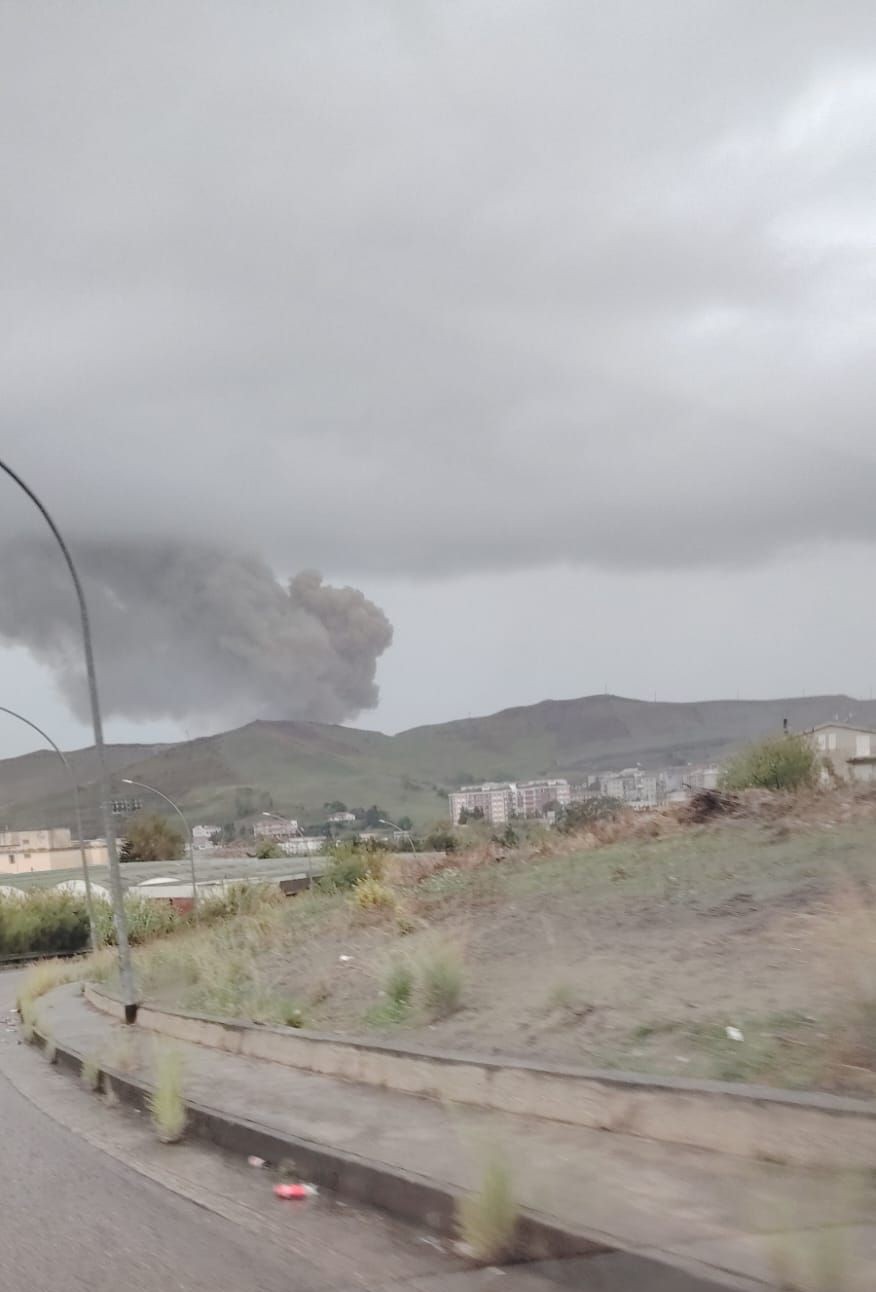 Magazzino agricolo in fiamme a Catanzaro, due feriti
