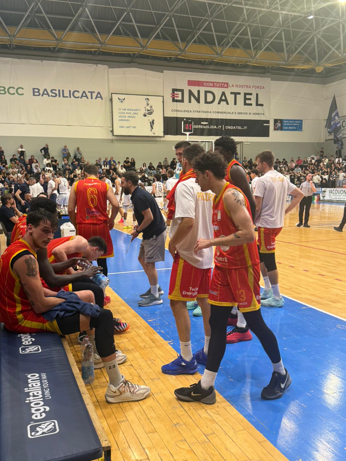 Basket Academy fa tremare il PalaSassi, ma Matera rimonta e vince 75-69.