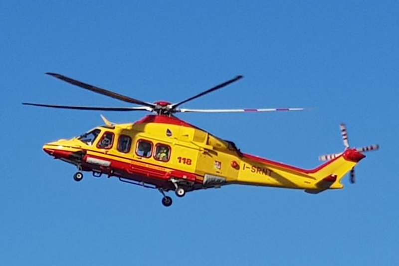 Paura nel Reggino, 60enne cade e batte la testa su un masso dell'arenile