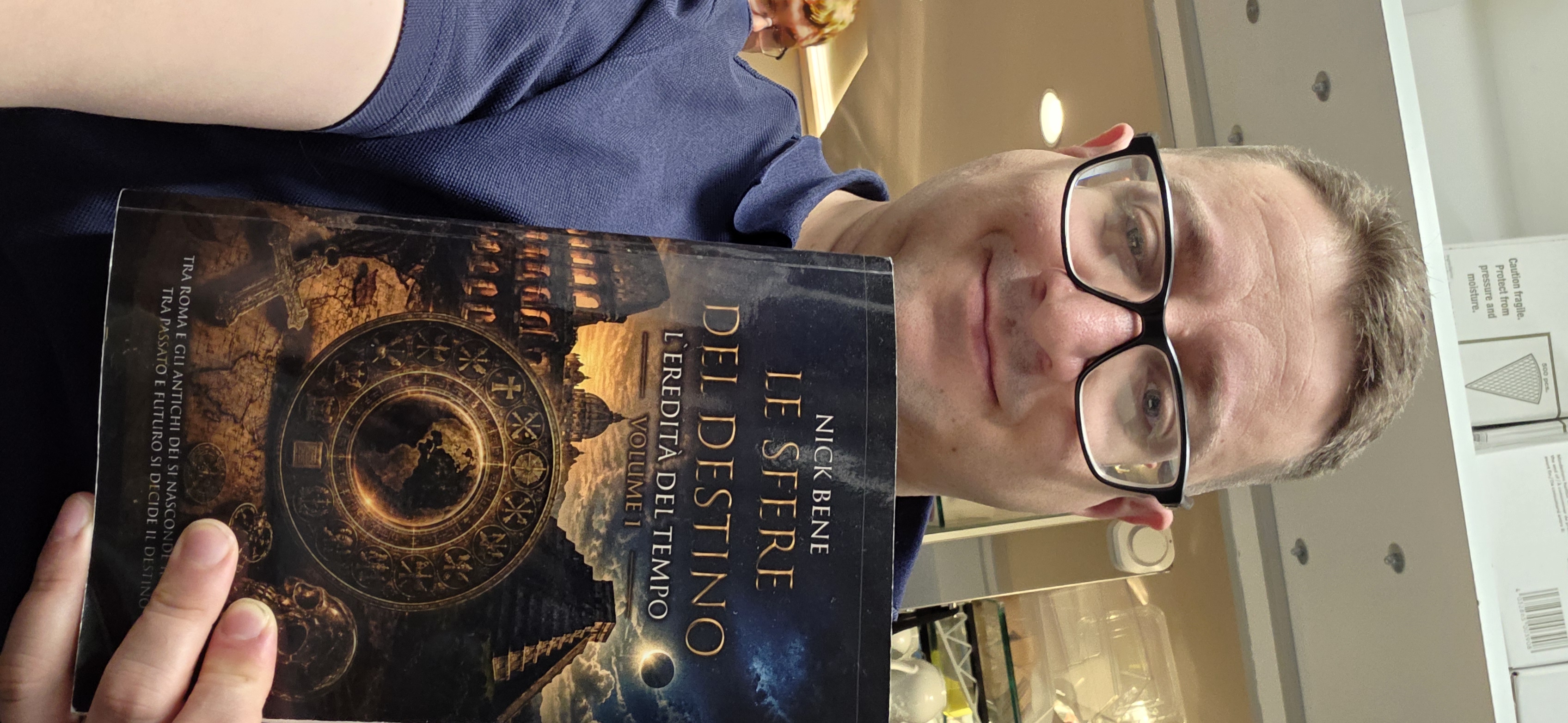 Dalla Germania alla Calabria, sulle tracce del tempo: Nicola Benedetto debutta con il thriller archeologico «Le sfere del destino»